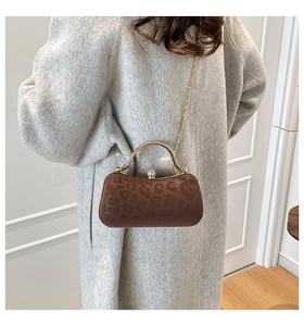 Détail du sac de soirée léopard avec poignée en métal et fermoir incrusté de diamants