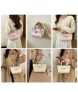 Présentation lifestyle de sacs à bandoulière en rose et crème avec détail boucle