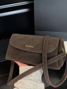 Sac à bandoulière carré en daim marron foncé pour femme avec rabat rétro minimaliste