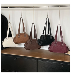 Détails de sacs sous les bras en cinq couleurs avec texture léopard et anneaux métalliques