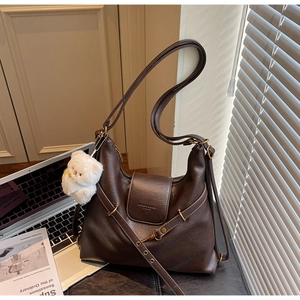 Sac fourre-tout vintage marron foncé avec breloque ours et bandoulière réglable