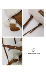 Detailansicht der braunen Wildledertasche mit weißem Lammfellbesatz und Mini-Stiefel-Anhänger