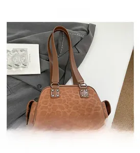 Détails du sac à main rétro imprimé léopard avec garniture en cuir marron et poches