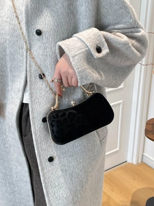 Pochette de soirée chic en velours noir avec motif léopard et chaîne dorée
