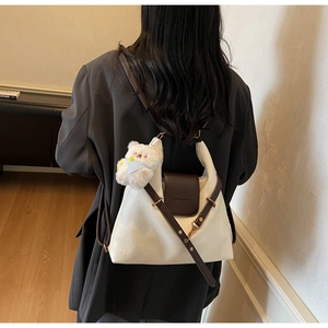 Détail du sac en PU crème avec rabat marron et porte-clés ours en peluche blanc