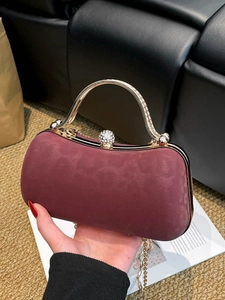 Pochette élégante en daim bordeaux avec poignée dorée et fermoir à strass étincelants