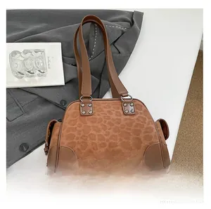 Vue détaillée du sac sous le bras vintage à motif léopard avec rivets de base argentés