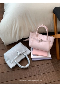 Vue détaillée de sacs à main chic rose et bleu sur un parquet avec décoration