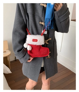 Rote Weihnachtsstrumpf-Umhängetasche mit weißem Kunstfellbesatz und Bommel-Details