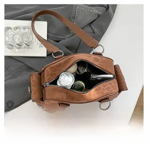 Vue détaillée de l'intérieur d'un sac sous le bras marron avec une grande capacité