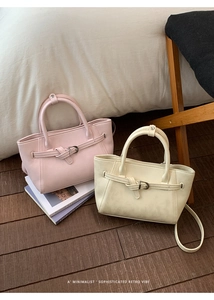 Détail de sacs cabas vintage en cuir mat rose et crème avec boucles décoratives de luxe