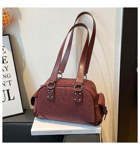 Détail du sac à bandoulière bordeaux à imprimé léopard avec quincaillerie en argent
