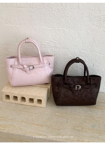 Sacs à main rétro minimalistes en rose et marron foncé sur socle en marbre