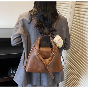 Gros plan du sac fourre-tout vintage en cuir PU marron avec porte-clés ours en peluche