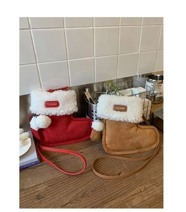 Detail van kerst crossbodytassen in rood en bruin suède met een rand van wit imitatiebont