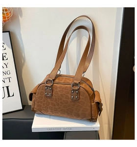 Détail du sac à bandoulière léopard avec rivets argentés et poche latérale pratique