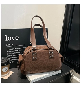 Détail d'un sac à main imprimé léopard marron avec clous argentés et poche latérale rétro