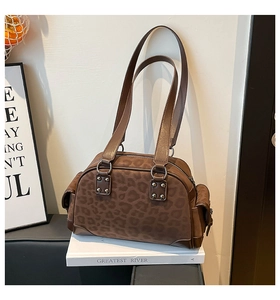 Vue détaillée du sac bandoulière léopard avec finitions texturées et poches latérales