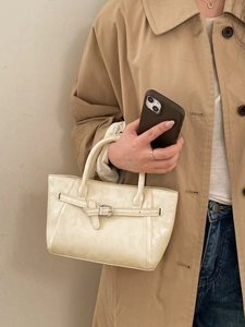 Sac fourre-tout chic en cuir beige avec boucle, vue de style urbain pour les trajets quotidiens