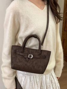 Sac à main rétro marron foncé à grande capacité avec boucle métallique et bandoulière
