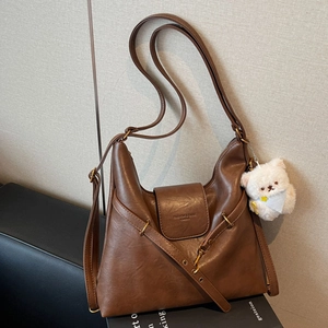 Sac à Dos Femme Vintage Grande Capacité en Cuir Synthétique Sac à Épaule Fourre-Tout Multifonctionnel Avec Pendentif en Peluche