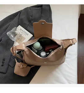 Detailweergave van kaki schoudertas met ruime binnenkant voor paraplu en cosmetica