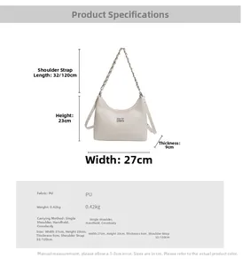 Maattabel voor witte gewatteerde PU-handtas met afmetingen 27x23x9cm en riemdetails
