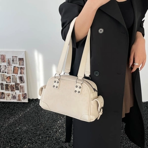 Sac à bandoulière Boston crème avec rivets argentés et poignée à anneau élégante