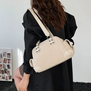 Sac Boston blanc crème porté avec bandoulière sur mannequin pour montrer la taille