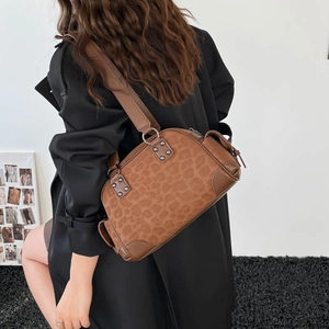 Détail du sac léopard marron avec des clous argentés et des finitions en cuir lisse