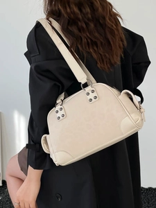 Sac sous le bras vintage beige en cuir avec clous argentés et poches latérales