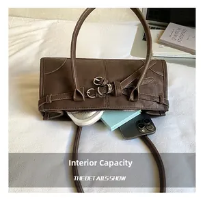 Vue détaillée de l'intérieur spacieux du sac fourre-tout marron contenant un smartphone