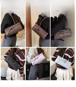 Vues détaillées de sacs sous les bras vintage en cuir marron, noir, rose et bleu clair