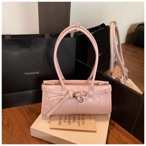 Vue détaillée du sac à bandoulière rose pâle vintage avec boucle sur boîte cadeau