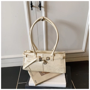 Détail du sac rétro crème avec texture cuir et boucle métallique de style vintage