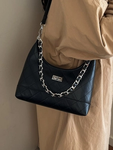 Klassieke zwarte gewatteerde leren schoudertas met zilveren ketting en draaisluiting