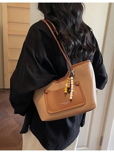 Retro contrast color tote bag with litchi texture and bead charm for daily commuting women
