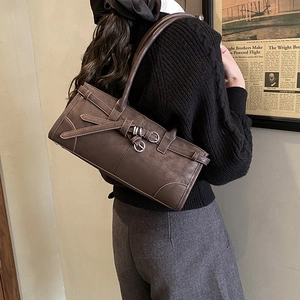 Vue détaillée du sac porté épaule vintage marron foncé avec boucle et bandoulière