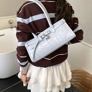 Détail du sac sous l'aisselle en cuir PU bleu clair avec boucles métalliques décoratives
