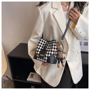 Sac seau rétro avec motif en damier noir et blanc et joli pendentif lapin