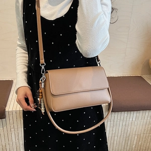 Borsa a tracolla in pelle marrone con doppia tracolla e ciondolo decorativo in perline