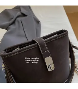 Détail d'un sac seau marron café avec fermoir métallique argenté pour fermeture sûre