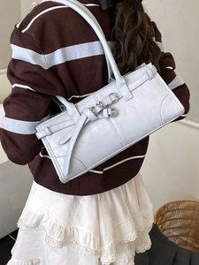Sac à épaule rectangulaire bleu clair rétro avec lanières décoratives en cuir mode