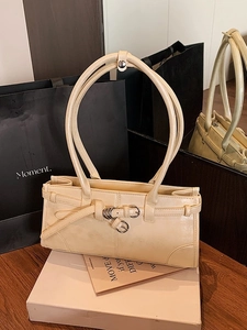 Sac à épaule vintage beige minimaliste avec boucles argentées et fines bandoulières