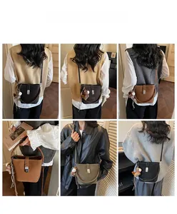 Détails du sac seau pour femmes en plusieurs couleurs avec charmes et bandoulières