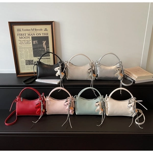 Selección de bolsos minimalistas de cuero PU con colgantes de caballo y correas ajustables