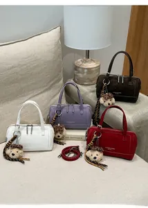 Détail de sacs à main style Boston en quatre couleurs avec charmants oursons