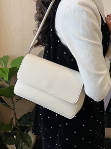 Borsa a tracolla minimalista in pelle testurizzata bianca con dettagli argento