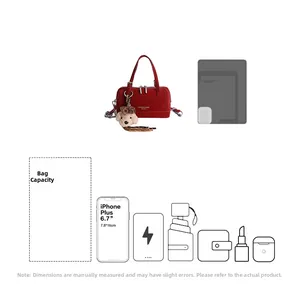 Détail du sac carré rouge avec breloque peluche montrant la capacité de rangement interne