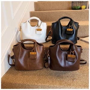 Variété de sacs cabas rétro minimalistes aux couleurs neutres avec petites pochettes